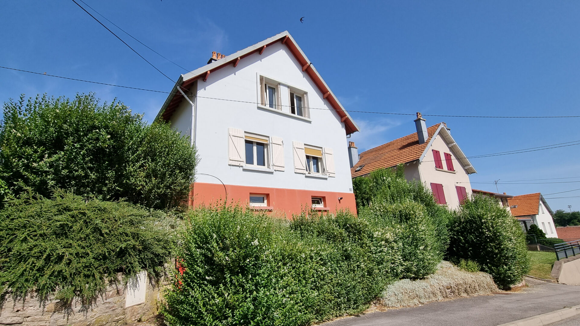 Maison type T5 sur 422 m\u00b2 de terrain paysager.