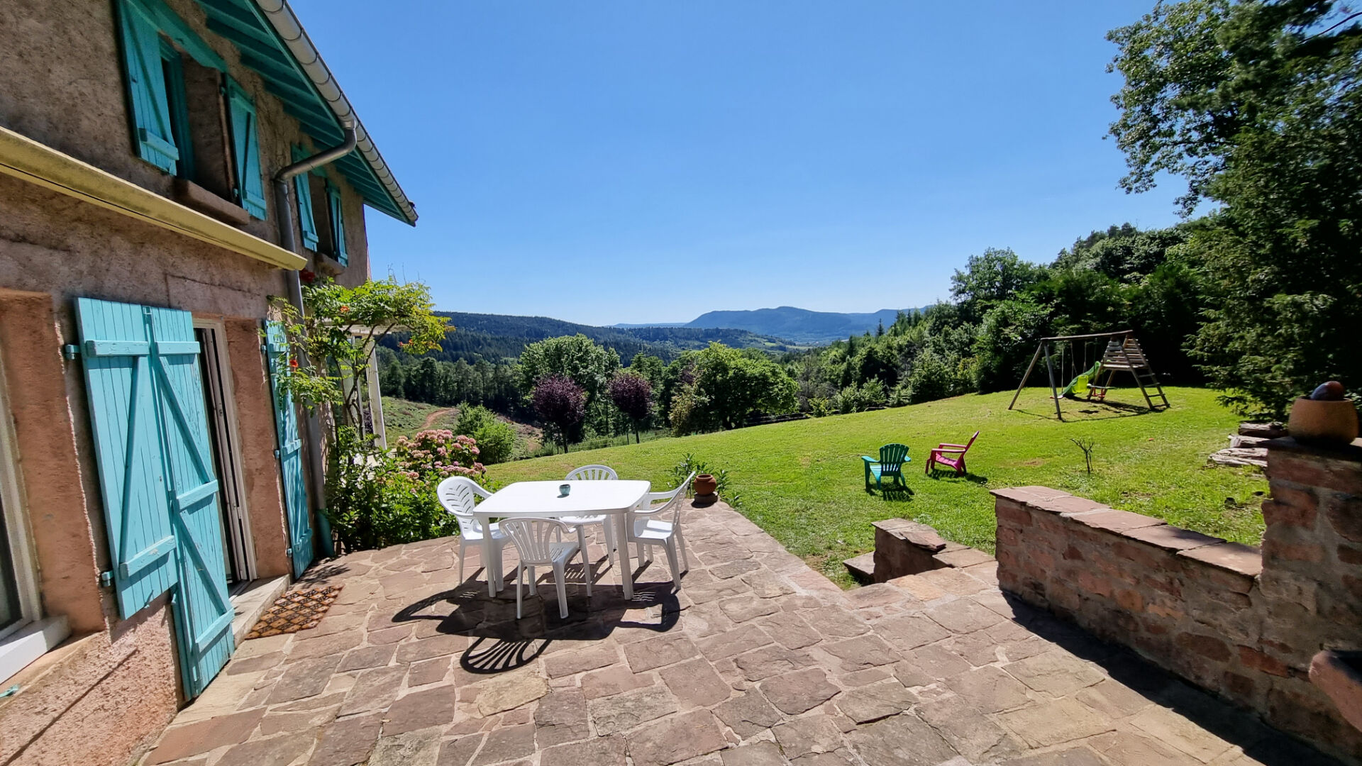 Maison de caract\u00e8re sur plus de 450 m\u00b2 de surface utile avec plus de 4 hectares de terrain