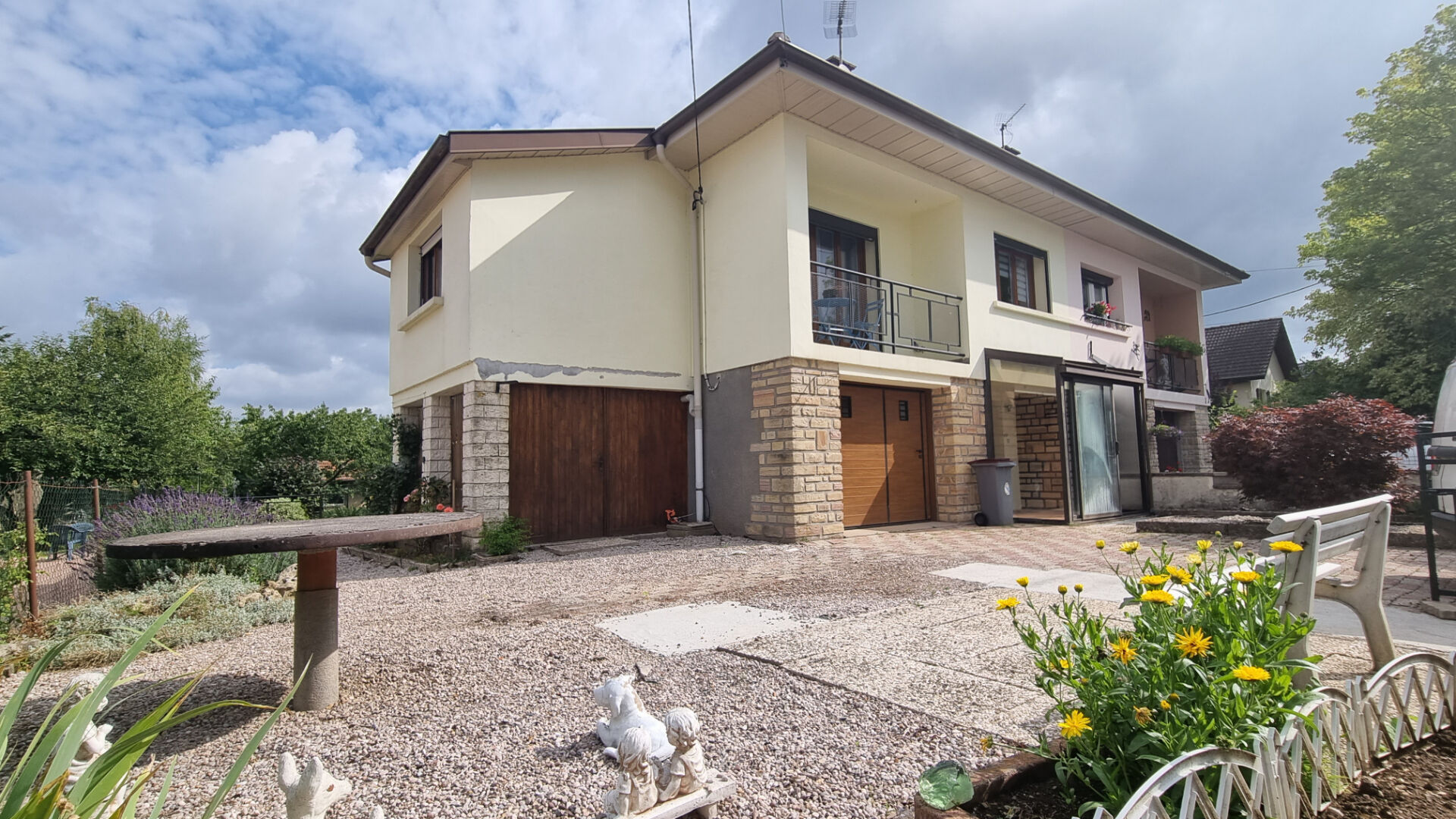 Pavillon de 90 m\u00b2 avec d\u00e9pendances secteur calme sur 795 m\u00b2 de terrain