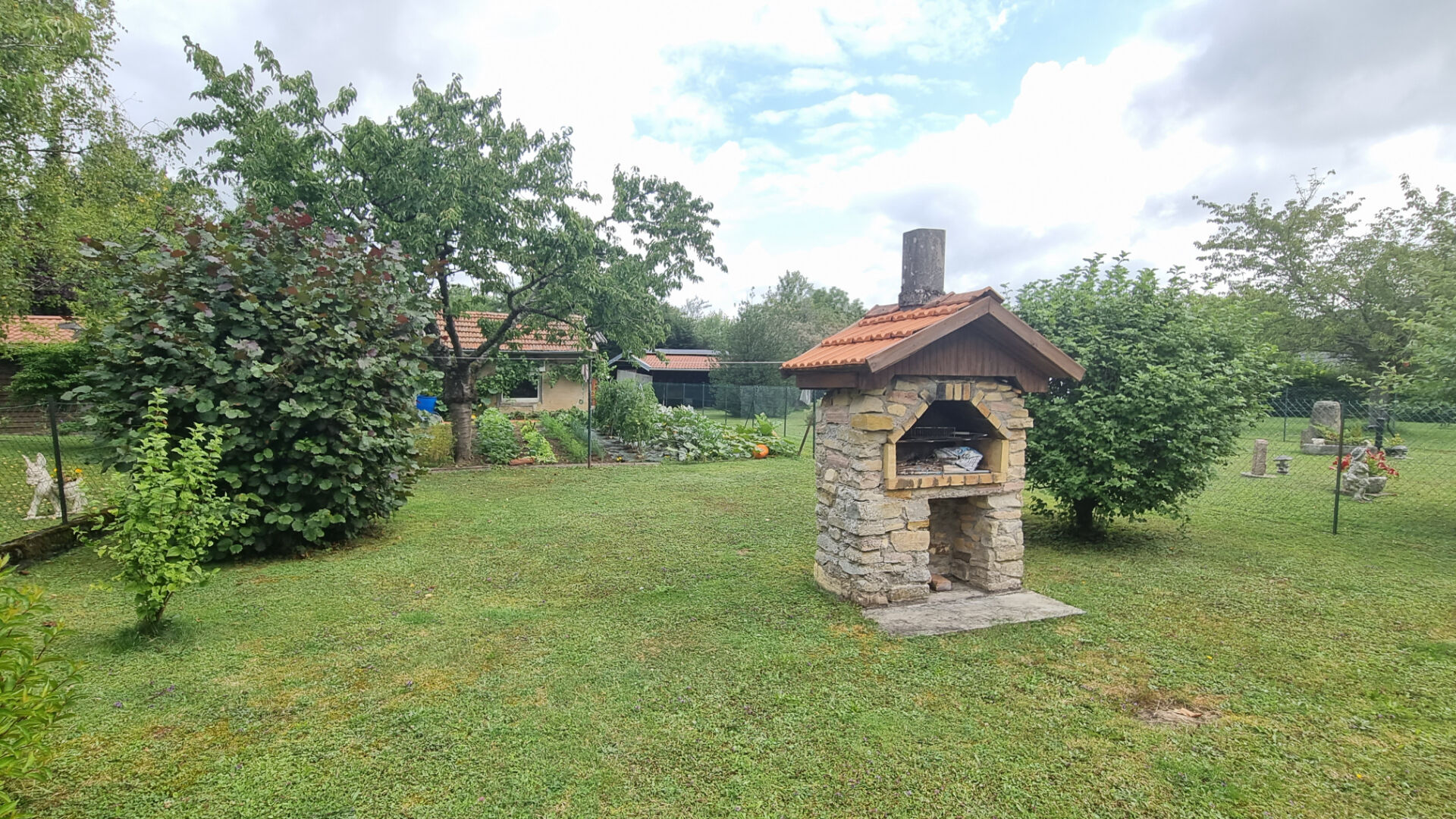 Pavillon de 90 m\u00b2 avec d\u00e9pendances secteur calme sur 795 m\u00b2 de terrain 4\/18