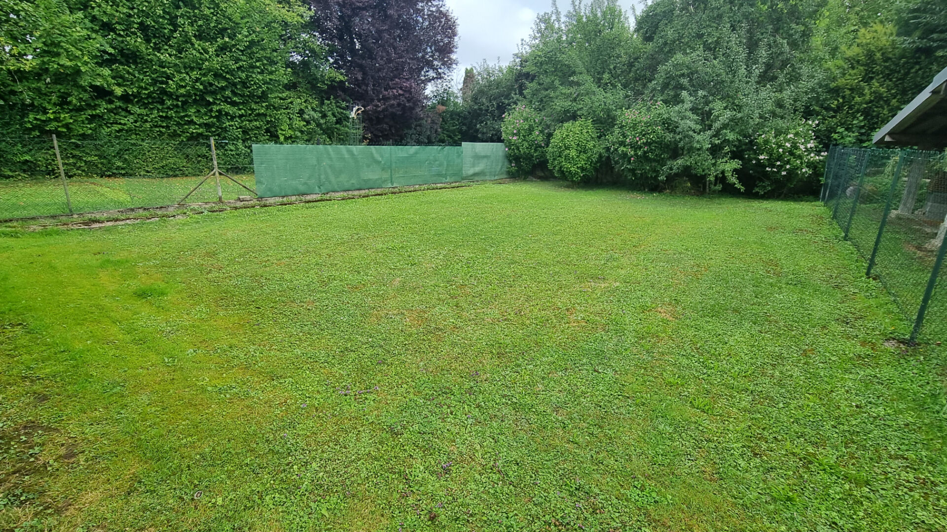 Pavillon de 90 m\u00b2 avec d\u00e9pendances secteur calme sur 795 m\u00b2 de terrain 7\/18