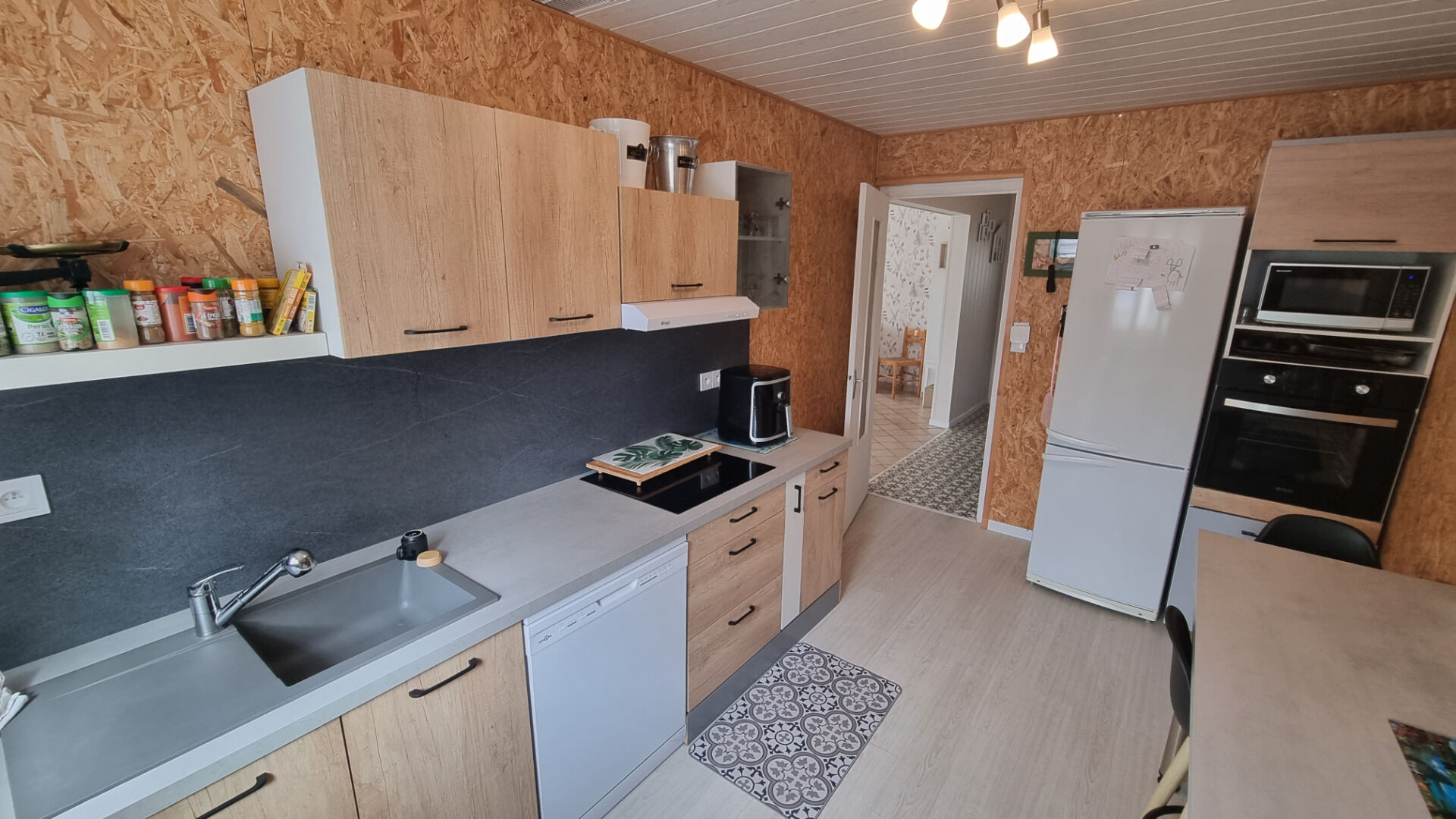 Pavillon de 90 m\u00b2 avec d\u00e9pendances secteur calme sur 795 m\u00b2 de terrain 14\/18